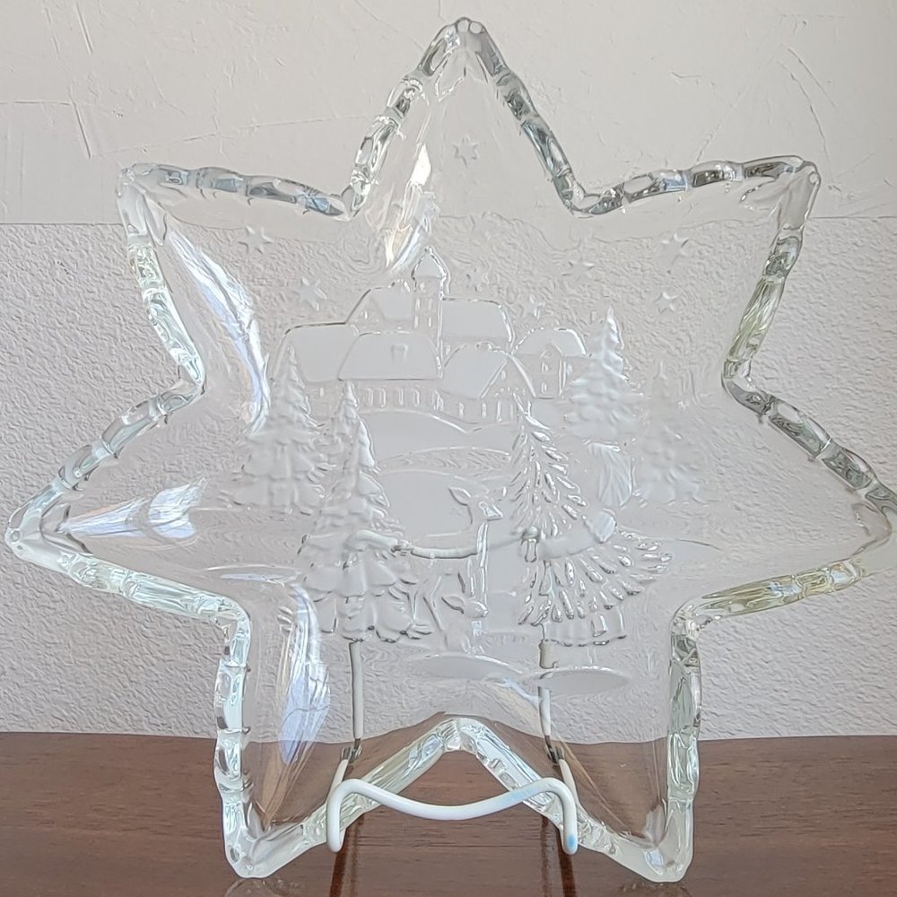 Star-shaped glass dish with winter theme